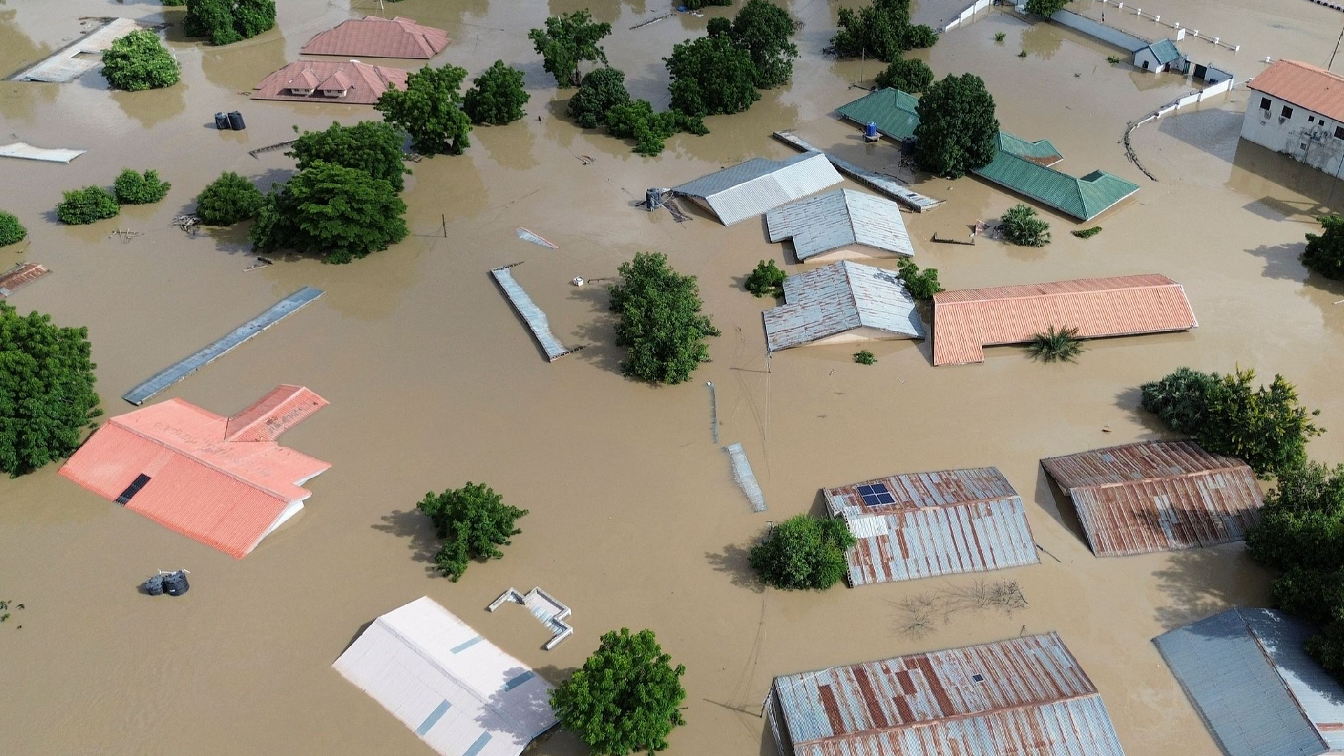 Rescuers report Nigeria floods leave 30 dead, 400,000 displaced