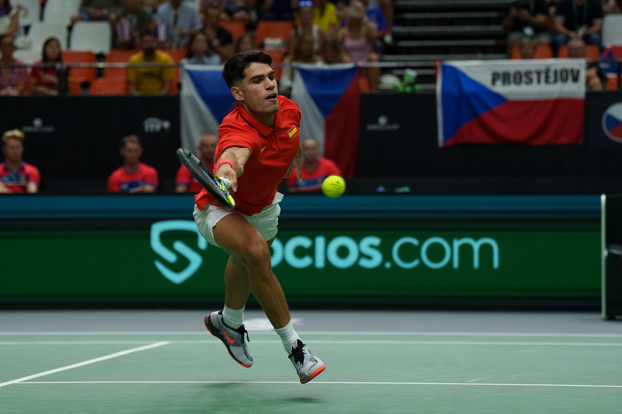 Carlos Alcaraz of Spain competes against Tomas Machac of the Czech Republic in the Davis Cup Finals group match in Valencia, Spain, September 11, 2024. /CFP