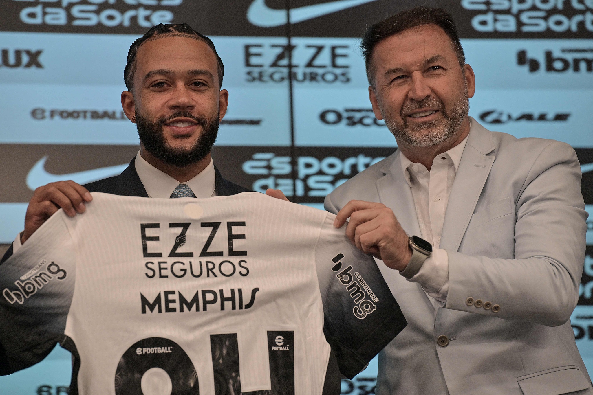 Memphis Depay (L) displays his Corinthians jersey at a press conference in Sao Paulo, Brazil, September 12, 2024. /CFP