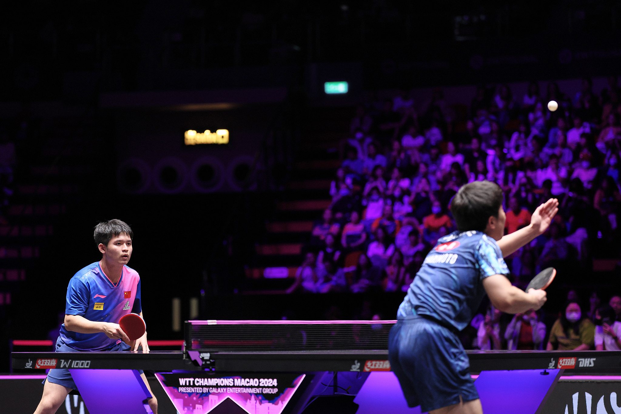 Lin Shidong (L) of China competes against Tomokazu Harimoto of Japan in a men's singles match at the Wolrd Table Tennis (WTT) Champions Macao in China's Macao Special Administrative Region, September 12, 2024. /CFP