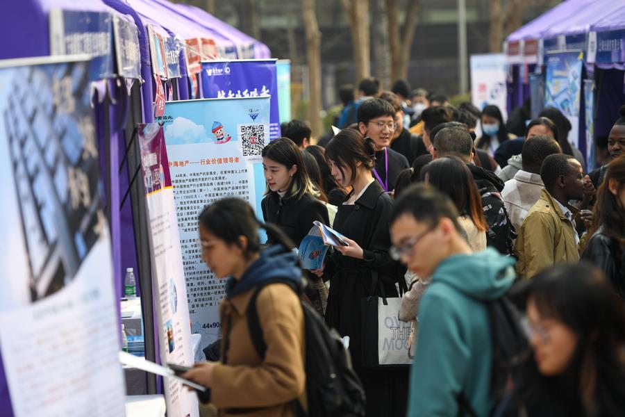 Para mahasiswa menghadiri bursa kerja di Universitas Tsinghua di Beijing, ibu kota Tiongkok, pada 15 Maret 2024. /Xinhua