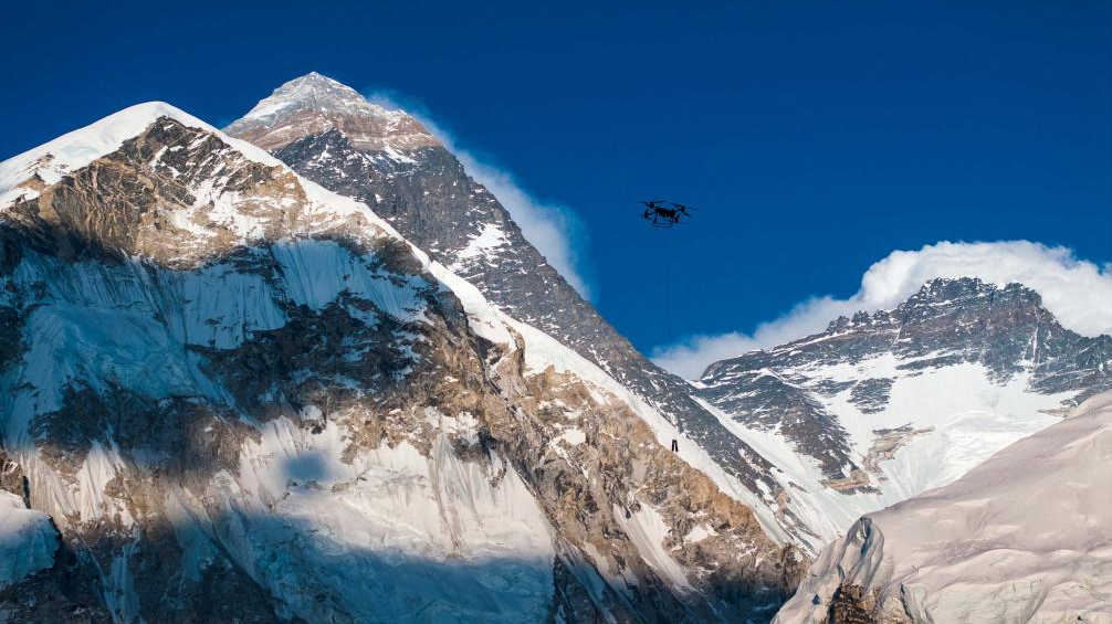 A DJI drone goes through a delivery test on Mount Qomolangma, April 30, 2024. /Xinhua