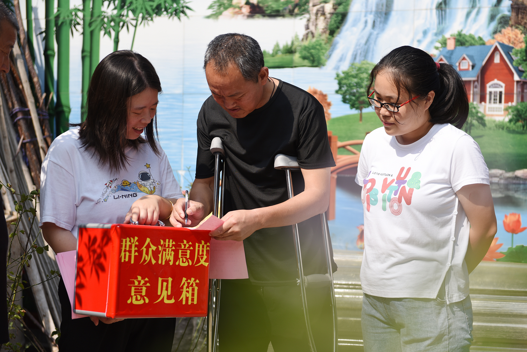 Party committee staff collects opinions and suggestions from villagers in Xinglong Village in Linyi, east China's Shandong Province, September 7, 2022. /CFP