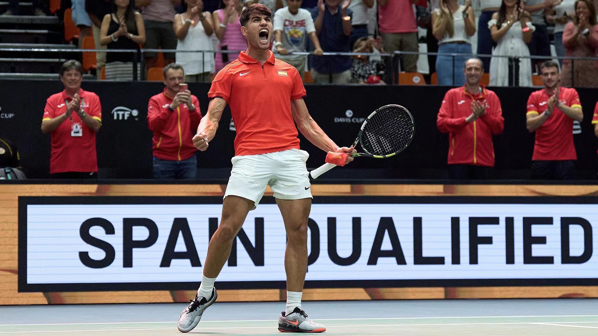 Carlos Alcaraz dari Spanyol merayakan kemenangan atas Ugo Humbert dari Prancis selama pertandingan Babak Grup Final Piala Davis 2024 antara Prancis dan Spanyol di Pabellon Fuente De San Luis di Valencia, Spanyol, 13 September 2024. /CFP