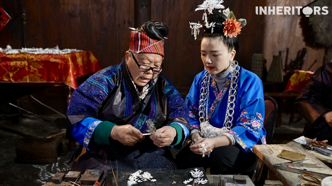 Two Miao silversmiths make silver jewelry. /CGTN