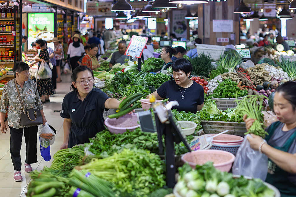 People buy vegetables at a local farmer's market in Nanjing, August 9, 2024./CFP