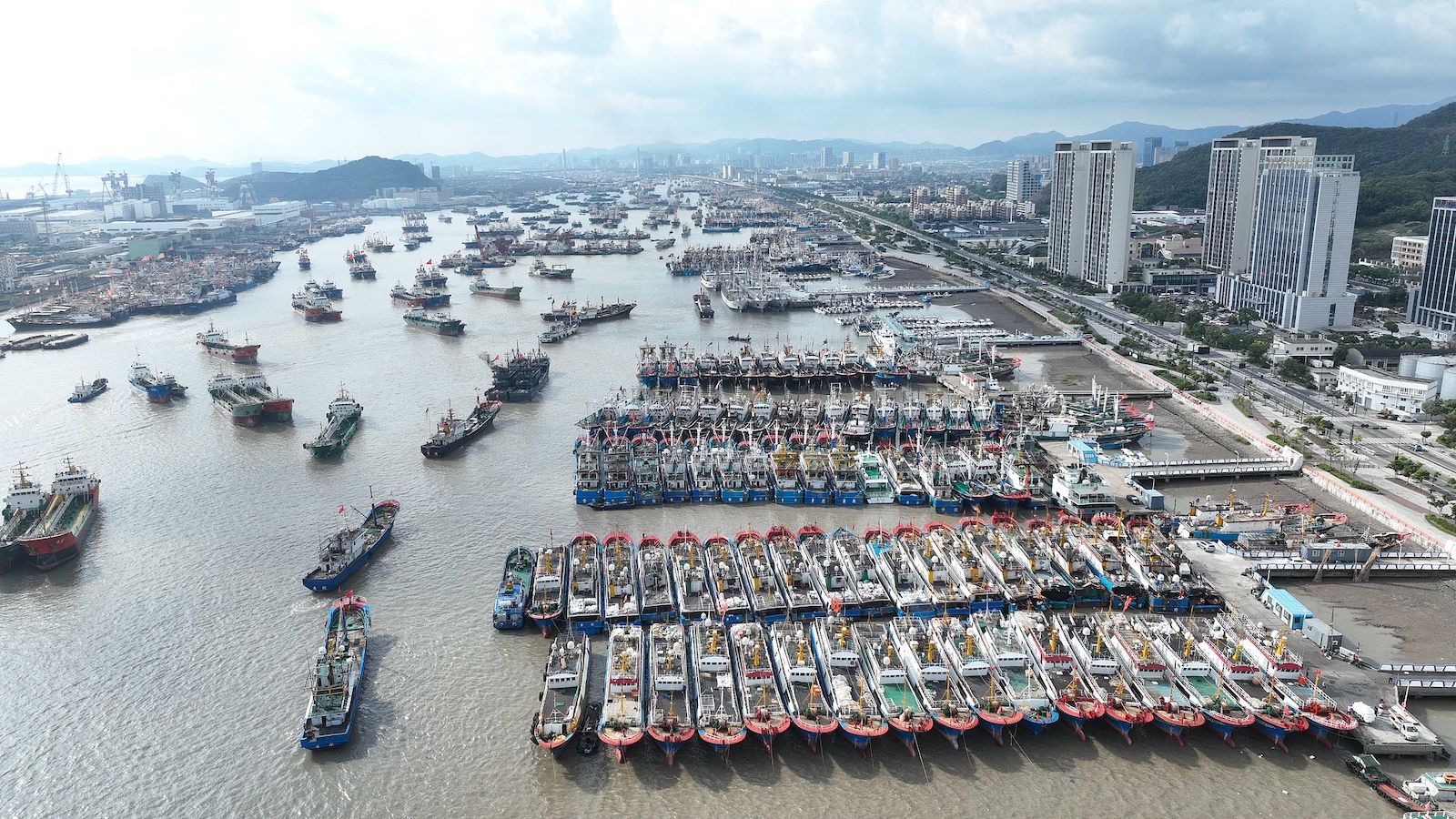 Saat Topan Bebinca mendekat, kapal-kapal nelayan kembali ke pelabuhan di Kota Zhoushan, Provinsi Zhejiang, Tiongkok timur, 14 September 2024. /CFP