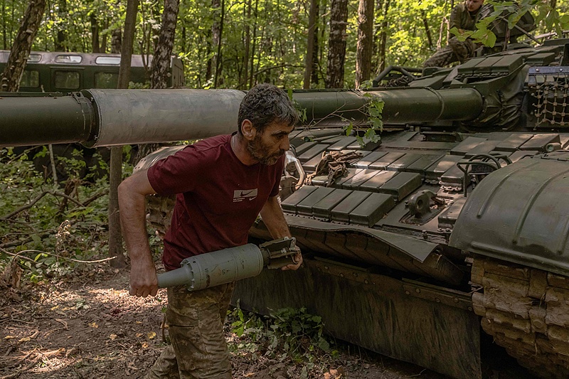 A Ukrainian serviceman unloads shells from a Soviet-made T-72 tank in the Sumy region near the border with Russia, August 12, 2024. /CFP