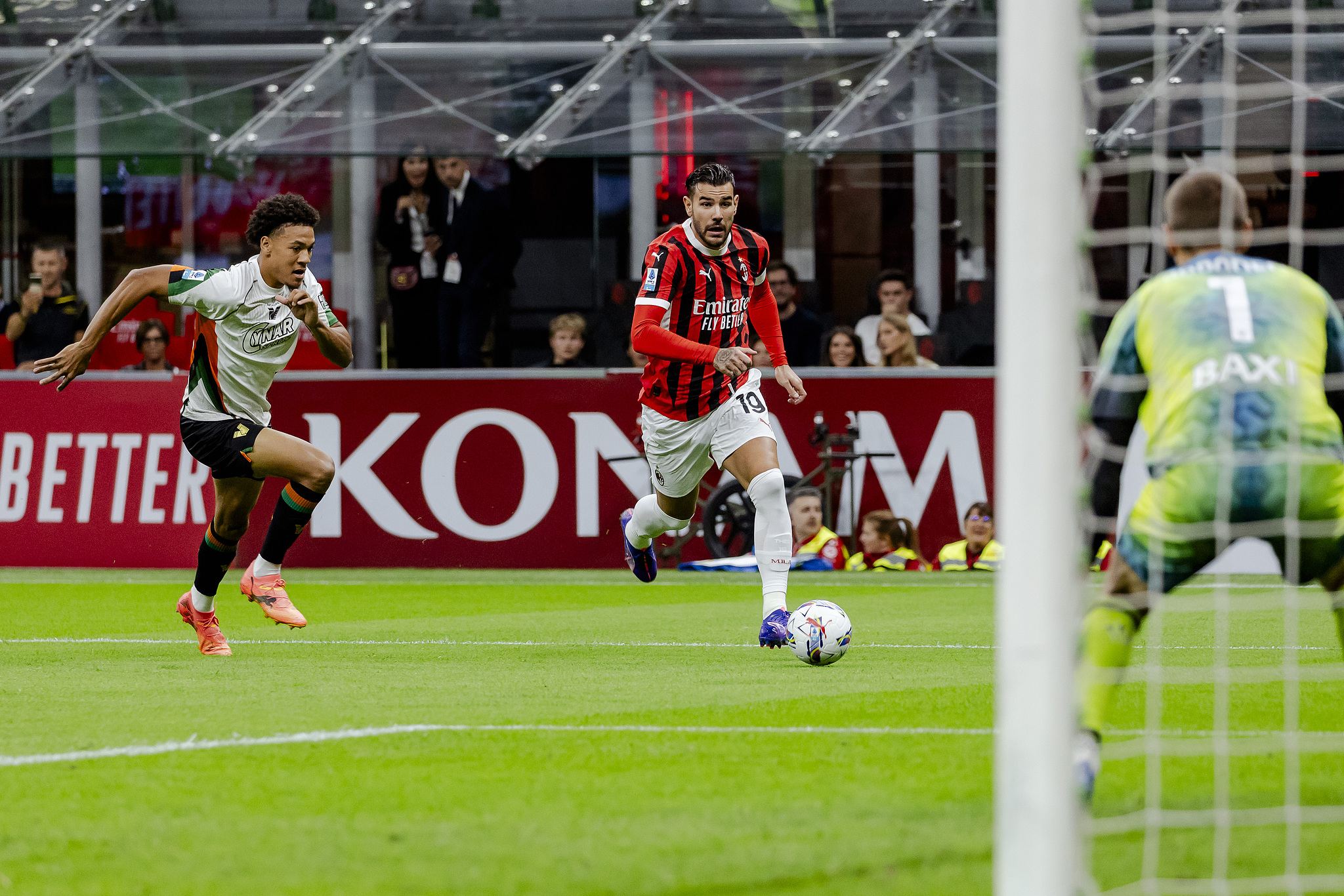 Theo Hernandez (C) of AC Milan dribbles against Venezia in an Italian Serie A game at the San Siro in Milan, Italy, September 14, 2024. /CFP