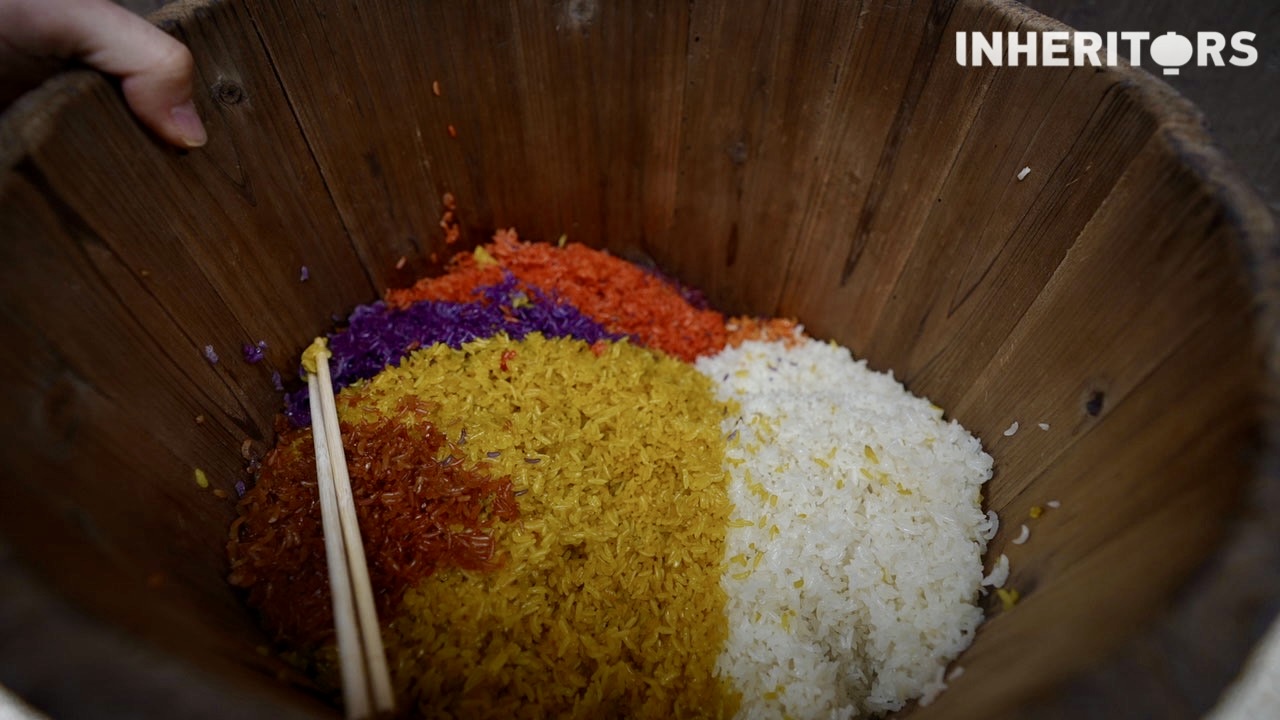 People of the Miao ethnic group prepare five-color rice for Qingming Festival in southwest China's Guizhou Province. /CGTN