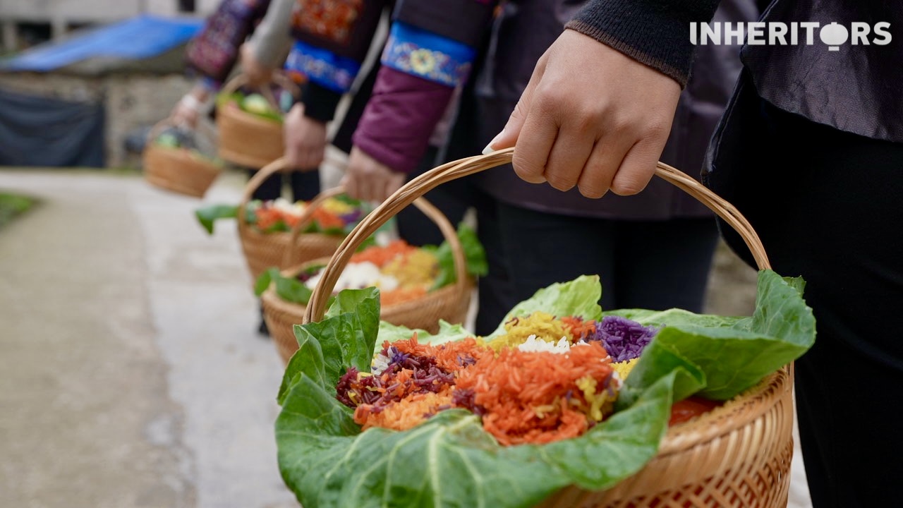 People of the Miao ethnic group prepare five-color rice for Qingming Festival in southwest China's Guizhou Province. /CGTN