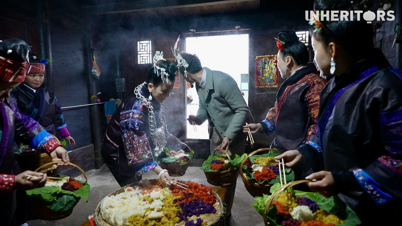 People of the Miao ethnic group prepare five-color rice for Qingming Festival in southwest China's Guizhou Province. /CGTN