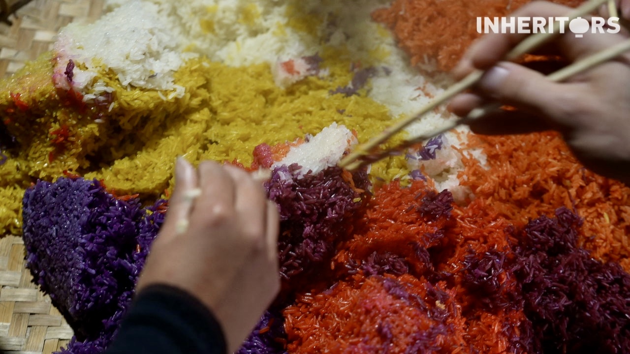 People of the Miao ethnic group prepare five-color rice for Qingming Festival in southwest China's Guizhou Province. /CGTN