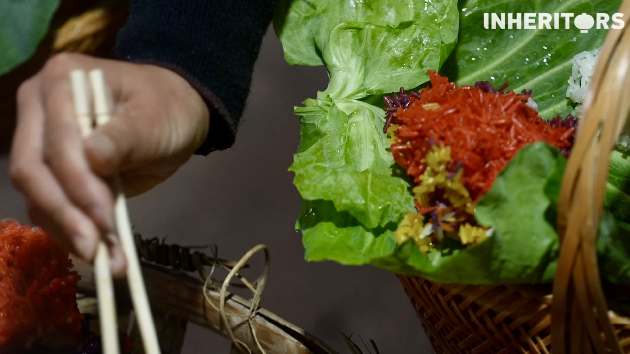 People of the Miao ethnic group prepare five-color rice for Qingming Festival in southwest China's Guizhou Province. /CGTN