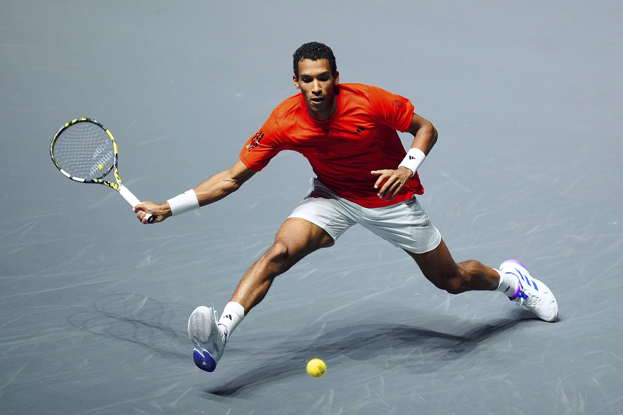 Felix Auger-Aliassime of Canada competes against Jack Draper of Britain in the Davis Cup Finals group match in Manchester, England, September 15, 2024. /CFP