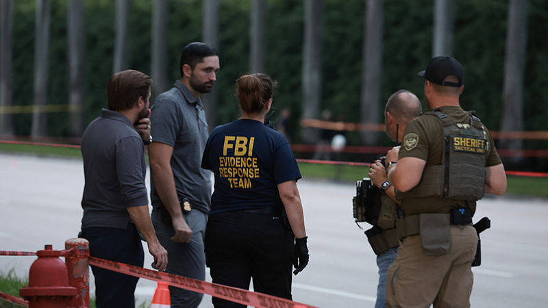 Law enforcement personnel search the area around Trump International Golf Club after an apparent assassination attempt of former U.S. President Donald Trump in West Palm Beach, Florida, U.S., September 15, 2024. /CFP