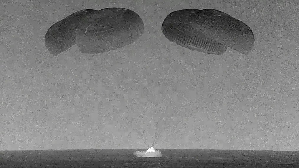 The SpaceX capsule carrying tech entrepreneur Jared Isaacman with his crew splashes down in the Gulf of Mexico near Florida's Dry Tortugas, September 15, 2024. /CFP