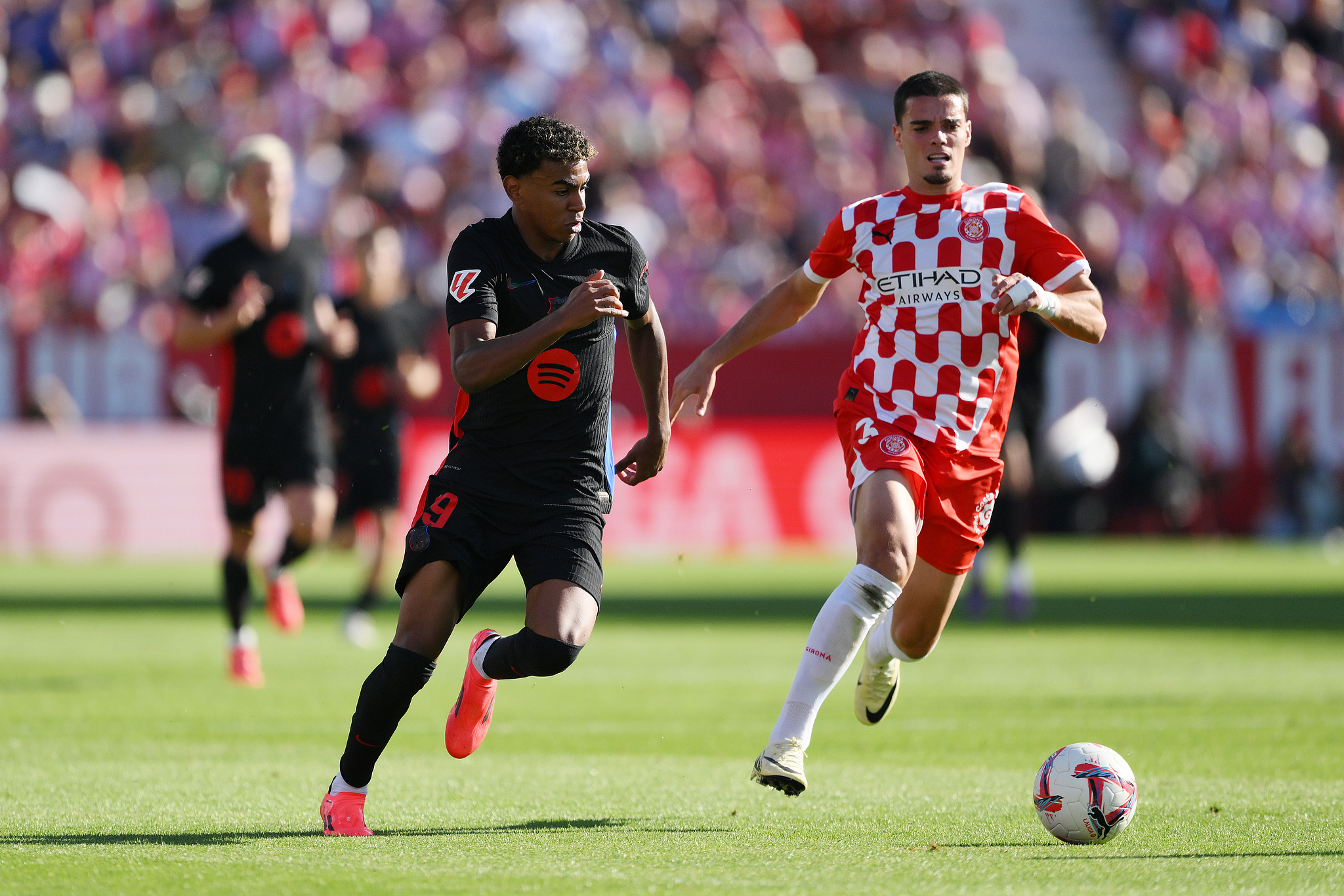 Lamine Yamal (L) of Barcelona dribbles in the La Liga game against Girona at Montilivi Stadium in Girona, Spain, September 15, 2024. /CFP