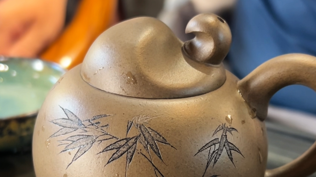 A teapot 'without' a spout