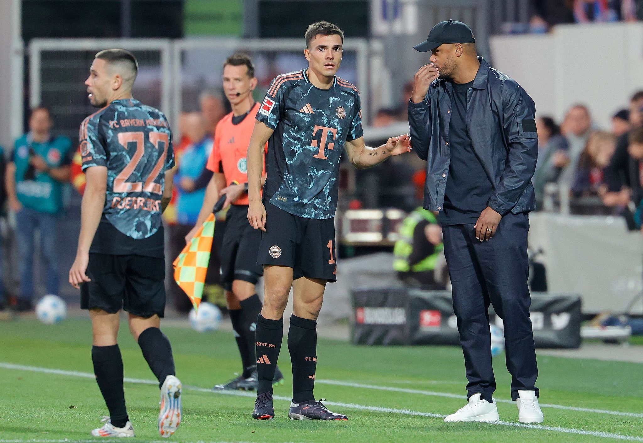 Vincent Kompany (R), head coach of Bayern Munich, speaks with his team's Portuguese midfielder Joao Palhinha during the German Bundesliga match between Holstein Kiel and FC Bayern Munich in Kiel, Germany, September 14, 2024. /CFP
