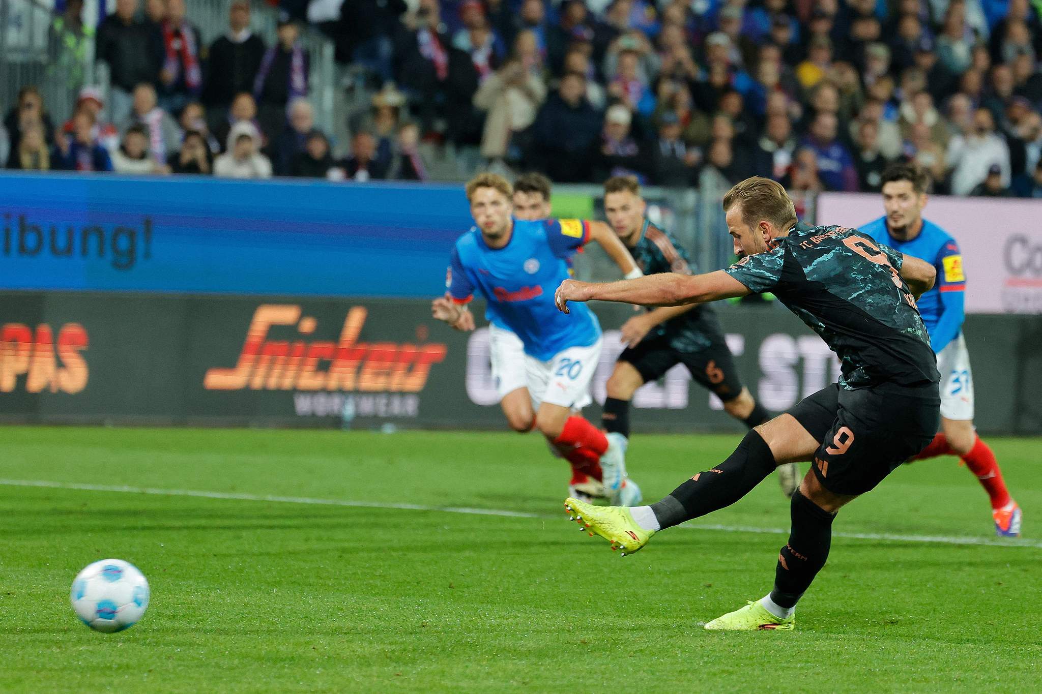 Harry Kane (#09) of Bayern Munich scores from the penalty spot during the German Bundesliga match between Holstein Kiel and FC Bayern Munich in Kiel, Germany, September 14, 2024. /CFP