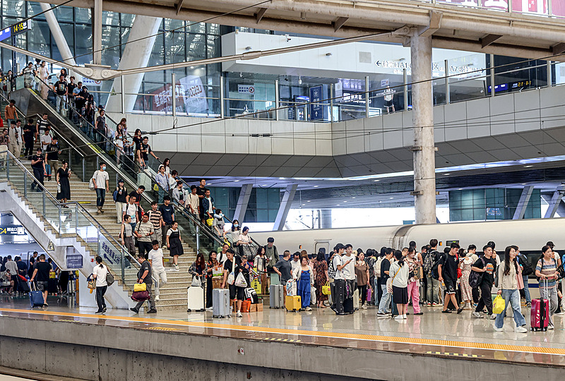 Passengers at a railway station during the Mid-Autumn Festival holiday in Wuhan, Hubei Province, China, September 16, 2024. /CFP