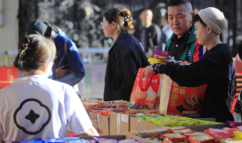 Customers buying mooncakes at the Bingcheng Mooncake Market in Harbin, Heilongjiang Province, China, September 14, 2024. /CFP
