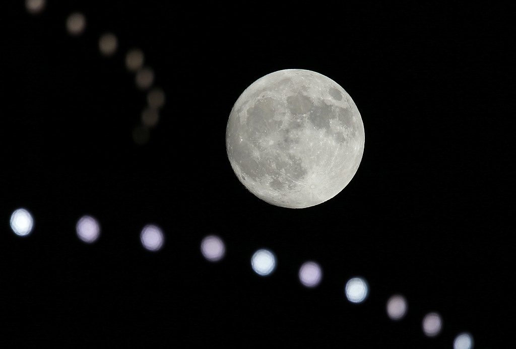 The moon appears on the night sky of Yangzhou City in east China's Jiangsu Province, September 17, 2024. /CFP