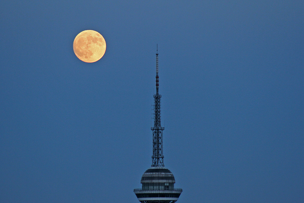 The moon appears on the night sky of Changzhou City in east China's Jiangsu Province, September 17, 2024. /CFP