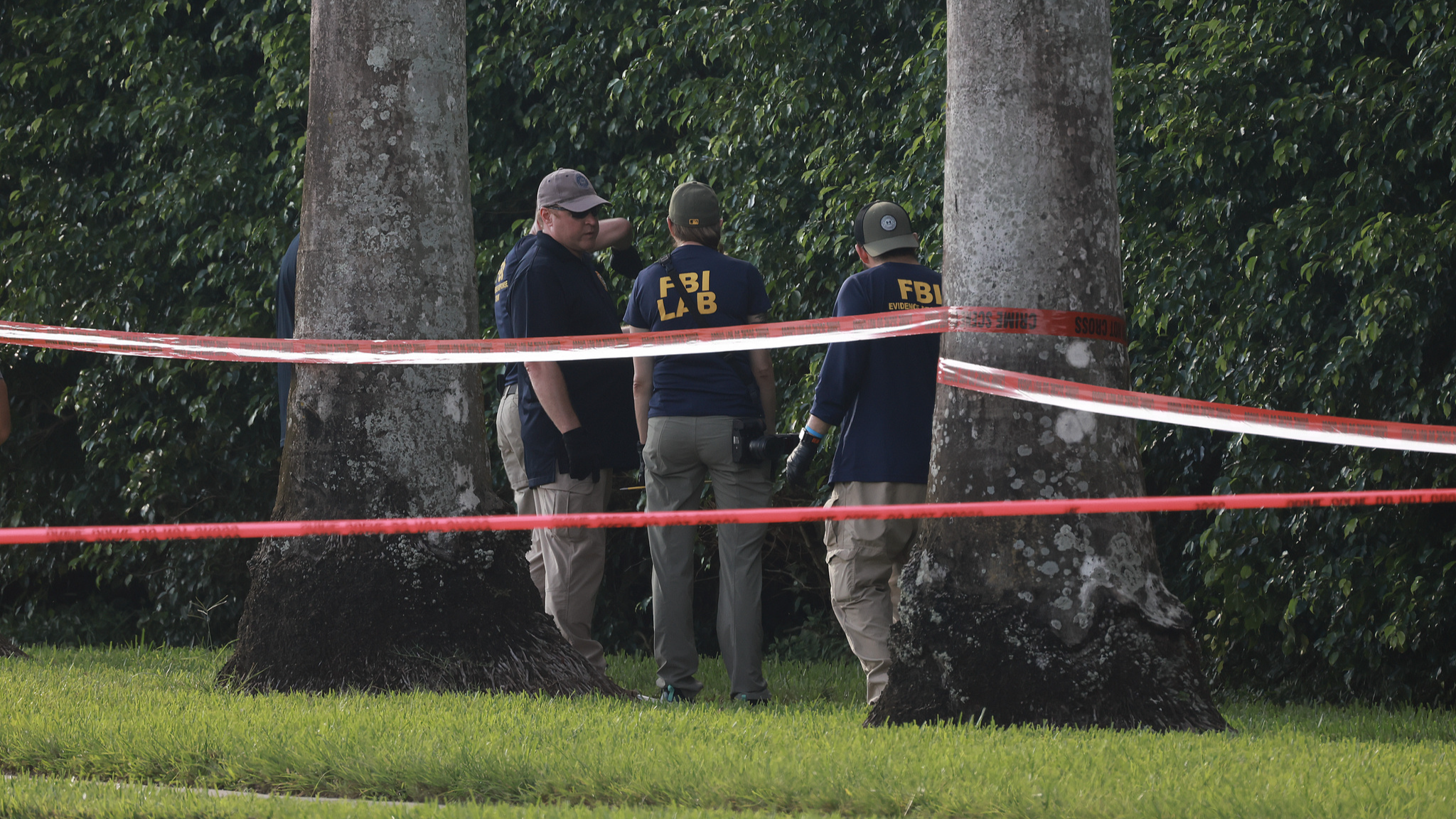 Law enforcement personnel continue to investigate the area around Trump International Golf Club after an apparent assassination attempt on former President Donald Trump in West Palm Beach, Florida, U.S., September 16, 2024. /CFP