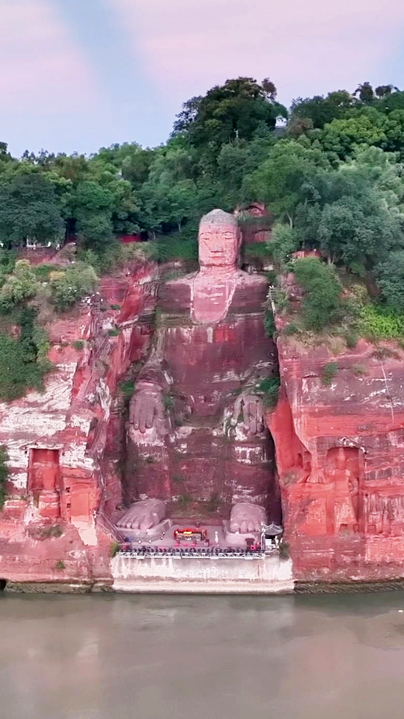 A virtual tour of Leshan City's scenic wonders