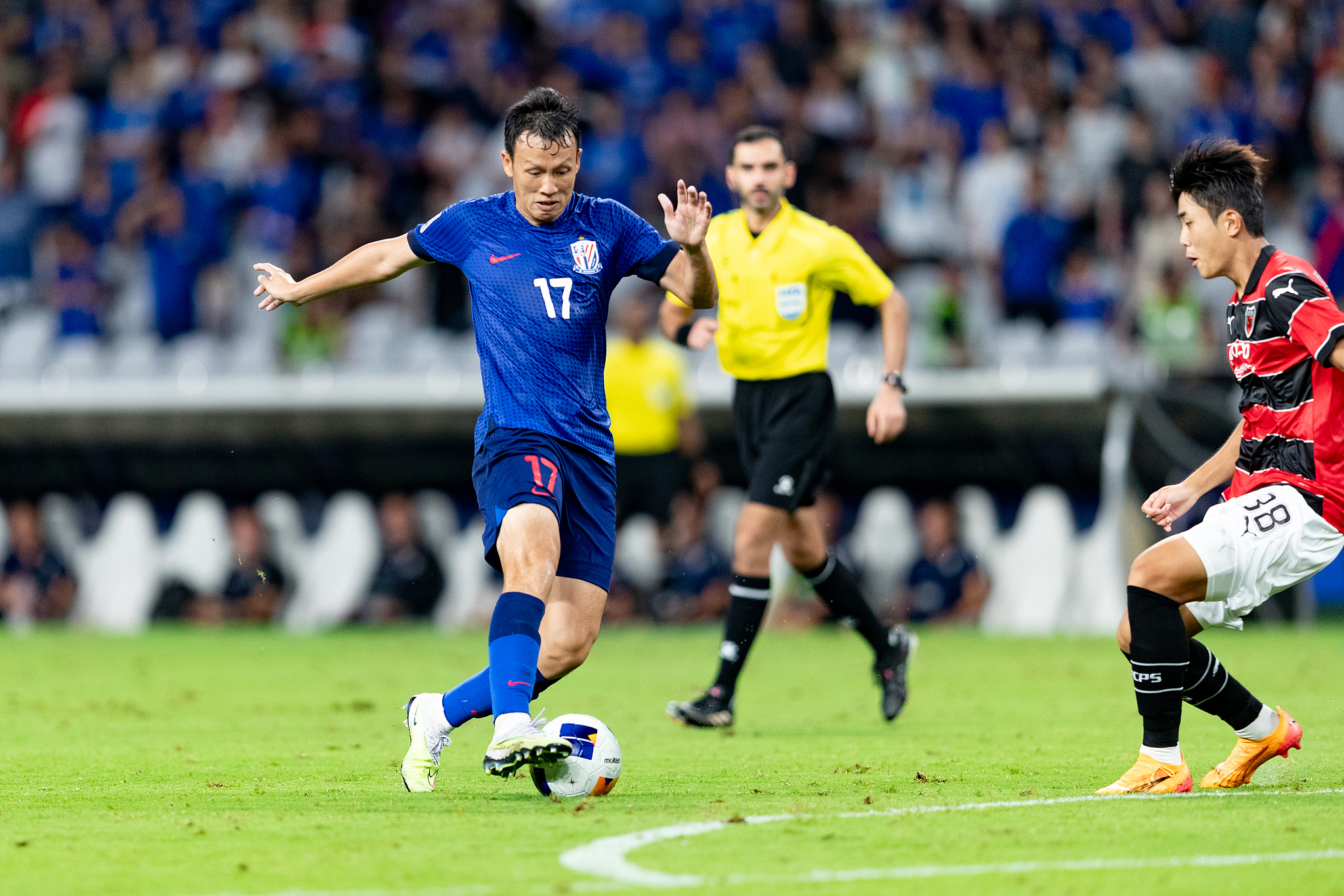 Gao Tianyi (#17) of Shanghai Shenhua dribbles against Pohang Steelers in the Asian Football Confederation (AFC) Champions League Elite match in east China's Shanghai Municipality, September 17, 2024. /CFP