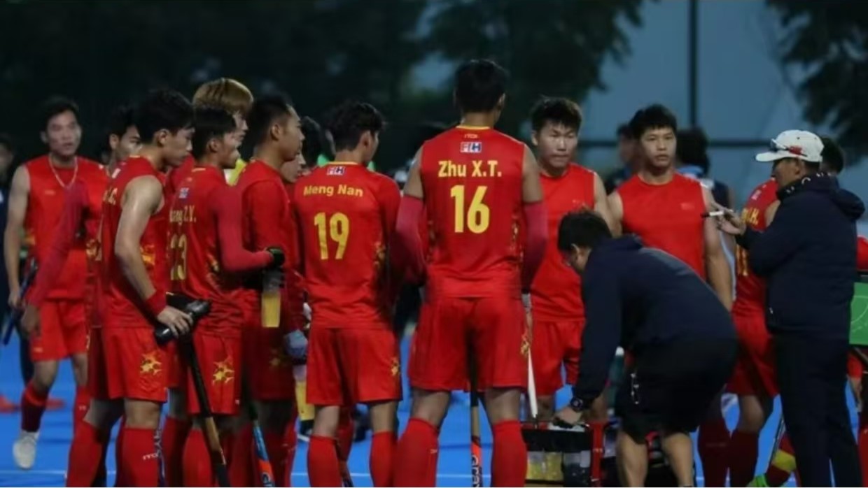 China's players listen to head coach Yoo Seung-jin during the men's field hockey Asian Champions Trophy final against India in Hulunbuir, north China's Inner Mongolia Autonomous Region, September 17, 2024. /CMG