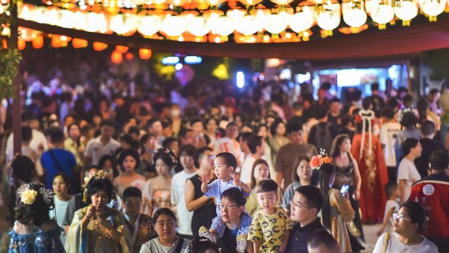 Wisatawan mengunjungi kota kuno Luoyi di Luoyang, Provinsi Henan, Tiongkok tengah, 16 September 2024. /Xinhua