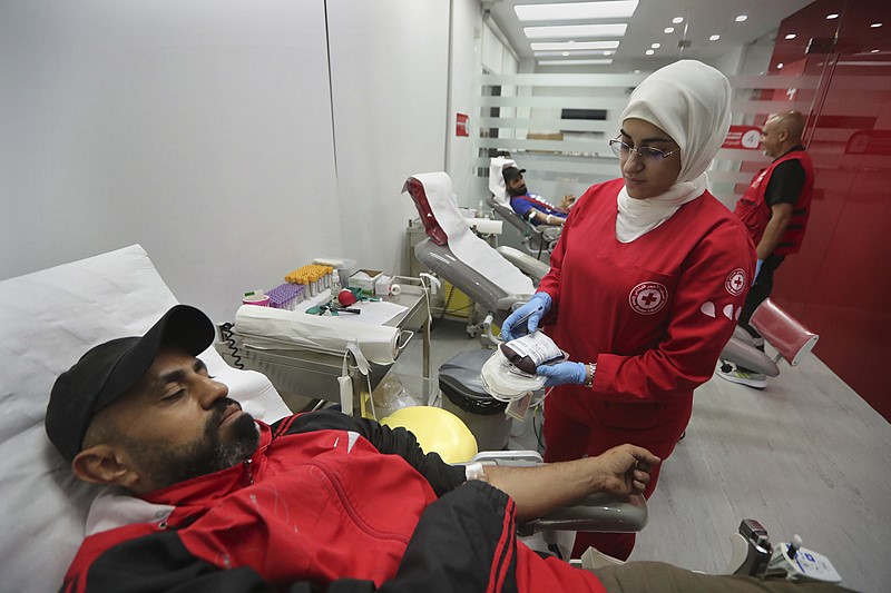 Orang-orang menyumbangkan darah untuk mereka yang terluka akibat pager genggam yang meledak, di pusat Palang Merah, di kota pelabuhan selatan Sidon, Lebanon, 17 September 2024. /CFP