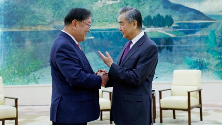 Menteri Luar Negeri Tiongkok Wang Yi (kanan) bertemu dengan Kim Tae-nyeon, presiden Persatuan Parlemen ROK-Tiongkok, di Beijing, 18 September 2024. /Kementerian Luar Negeri Tiongkok