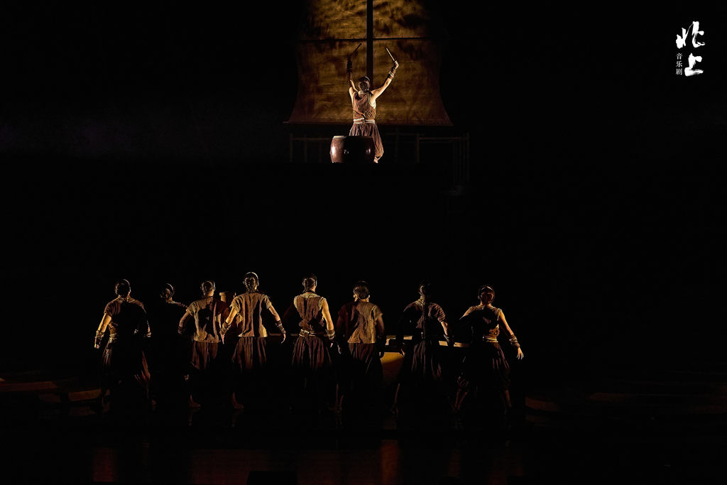 The boatmen's work chants, which have been listed as an intangible national cultural heritage, are showcased on stage. /Northward