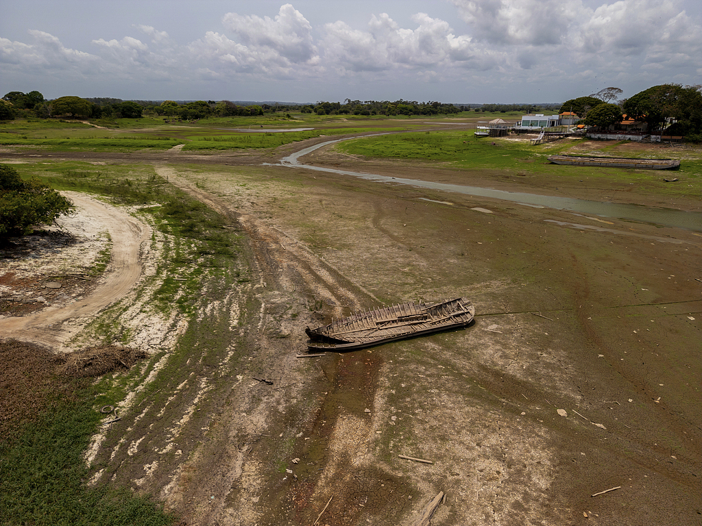 Sebuah perahu terbengkalai di tepi sungai yang kering, kotamadya Parintins, Negara Bagian Amazonas, Brasil, 15 September 2024. /CFP