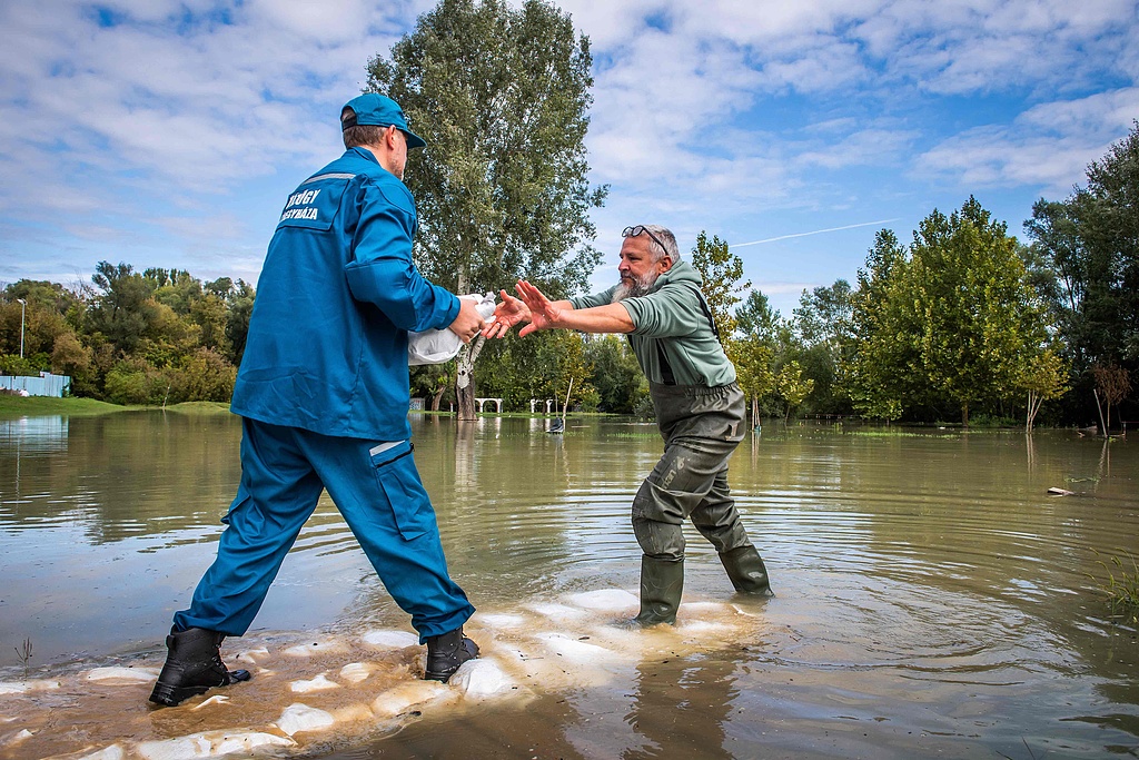 Local residents use sandbags for flood protection efforts in the village of Szentendre, Hungary, September 17, 2024. /CFP