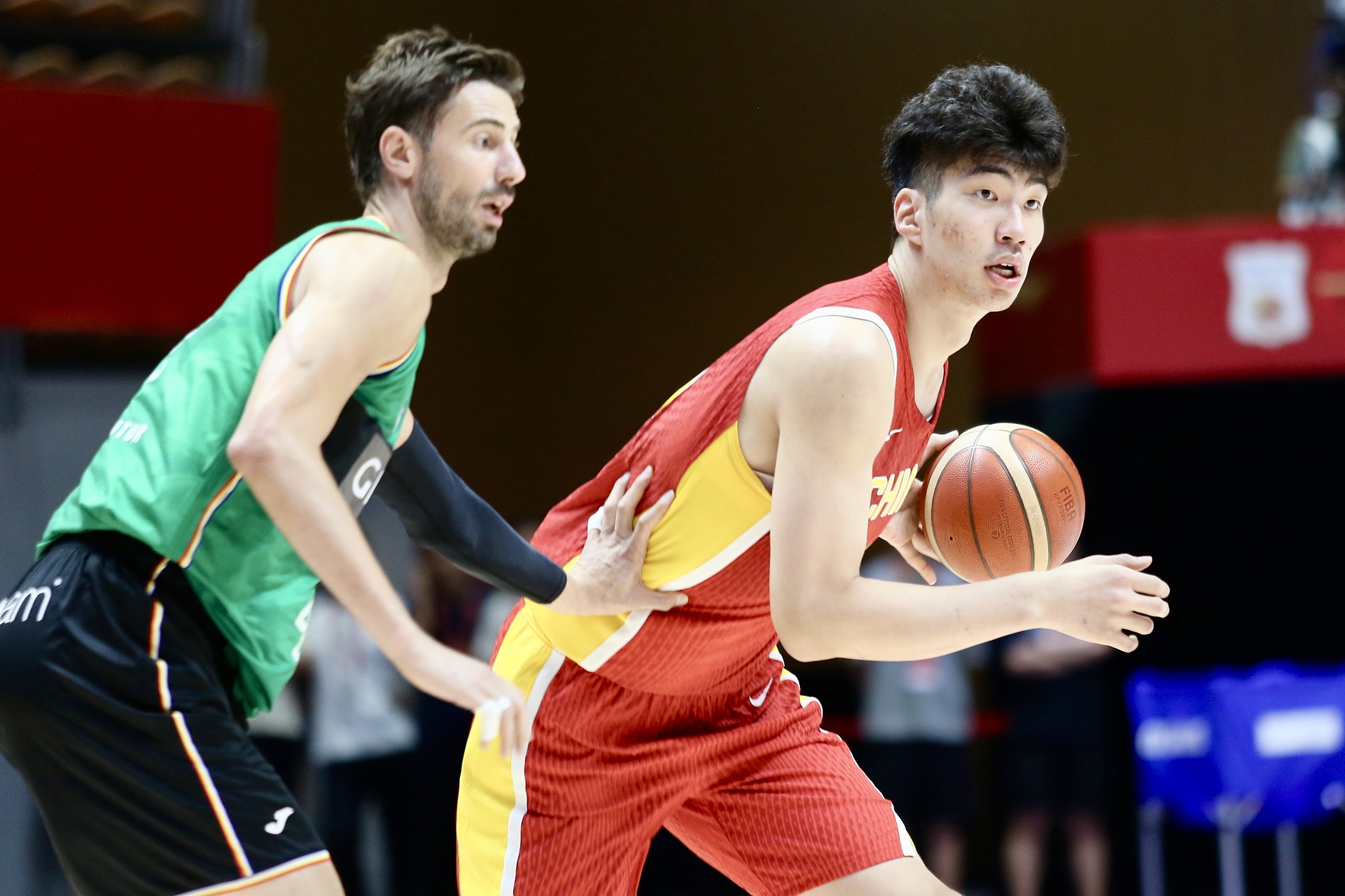 Yu Jiahao (R) of China handles the ball in an exhibition game against Spanish Liga ACB club Joventut Badalona in Quzhou, China, September 18, 2024. /CFP