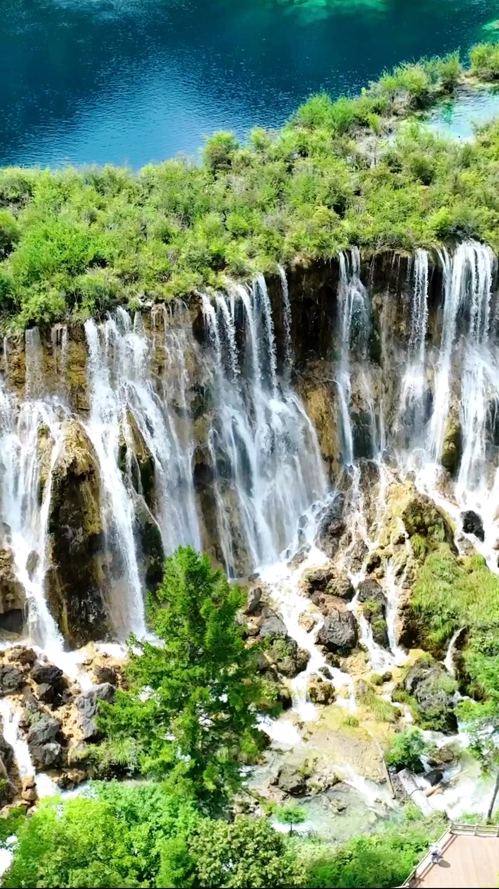 Jiuzhaigou, a colorful wonderland