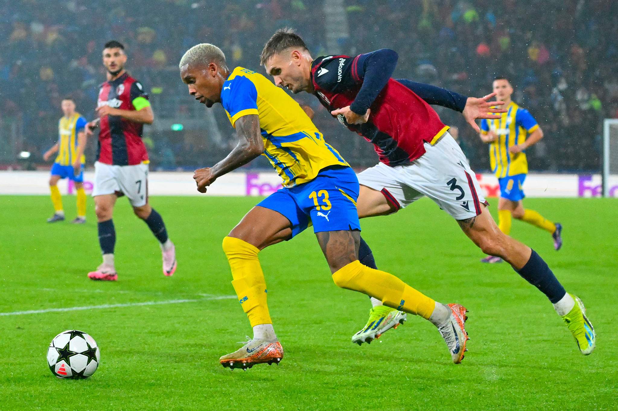 Pedrinho of Shakhtar Donetsk (L) controls the ball while Stefan Posch of Bologna gives chase in a UEFA Champions League match in Bologna, Italy, September 18, 2024. /CFP