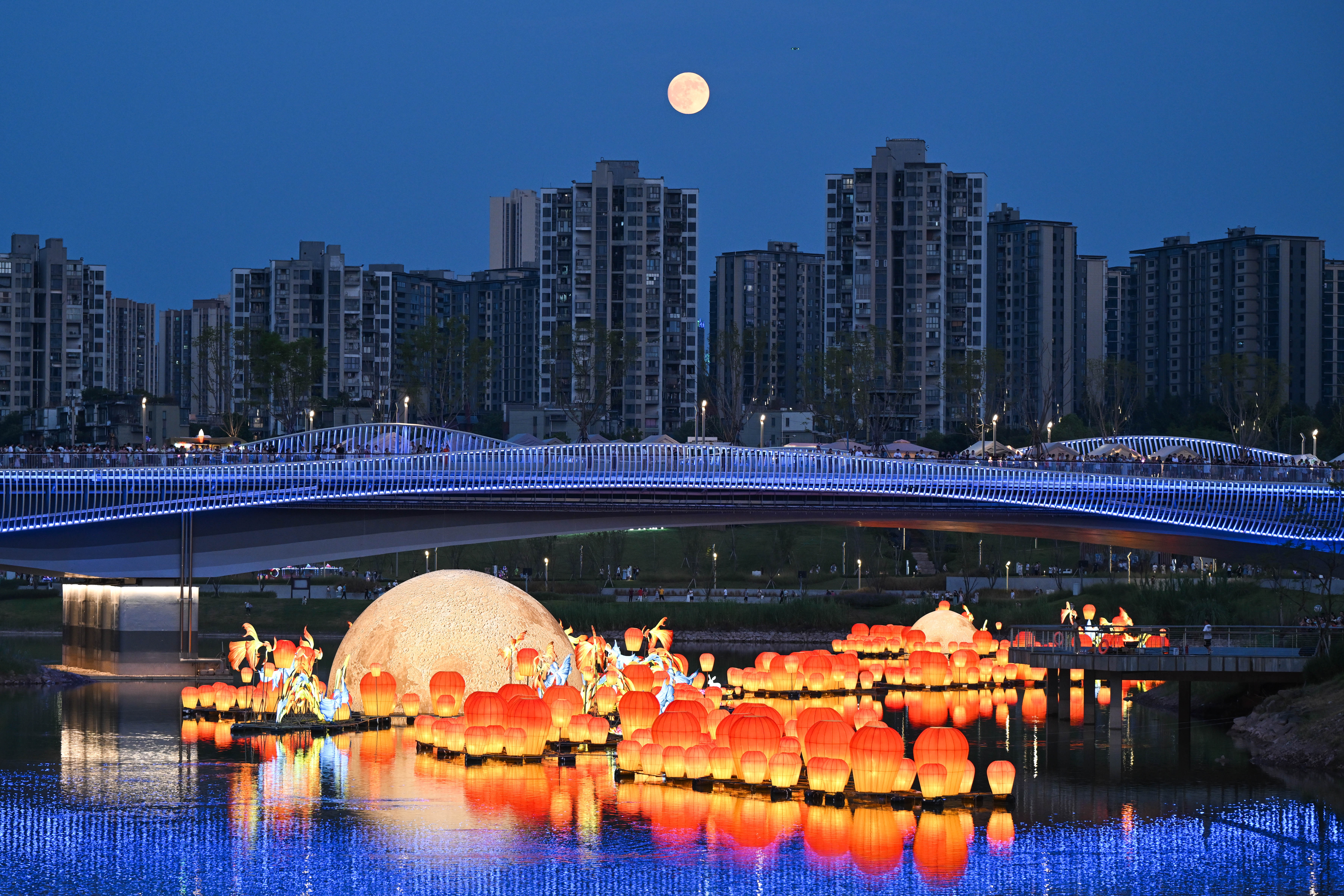 A 300-meter-long water lantern display featuring a full moon, jade rabbits, flying fish and other Mid-Autumn Festival symbols draws visitors to Chongqing. /IC