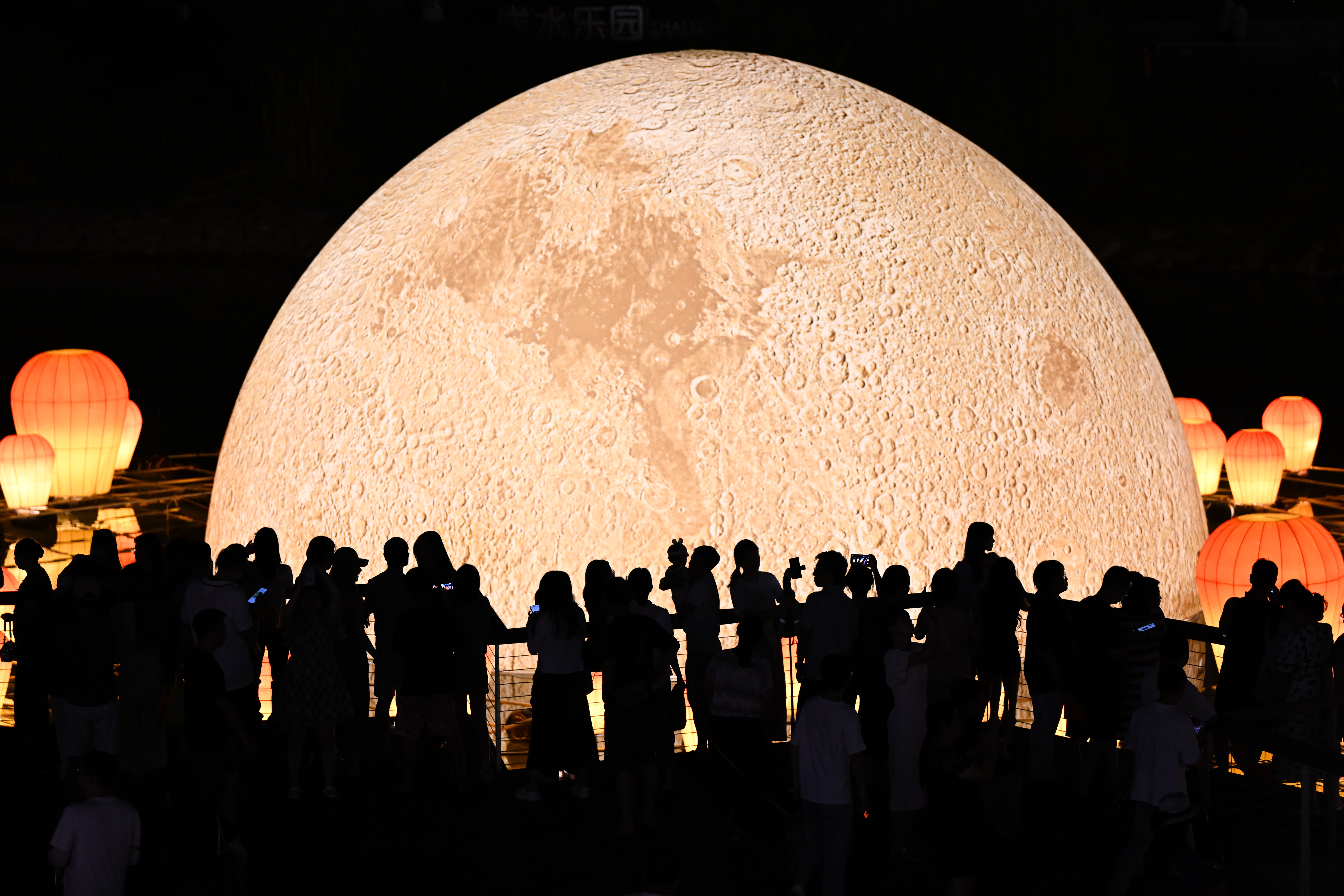 A 300-meter-long water lantern display featuring a full moon, jade rabbits, flying fish and other Mid-Autumn Festival symbols draws visitors to Chongqing. /IC