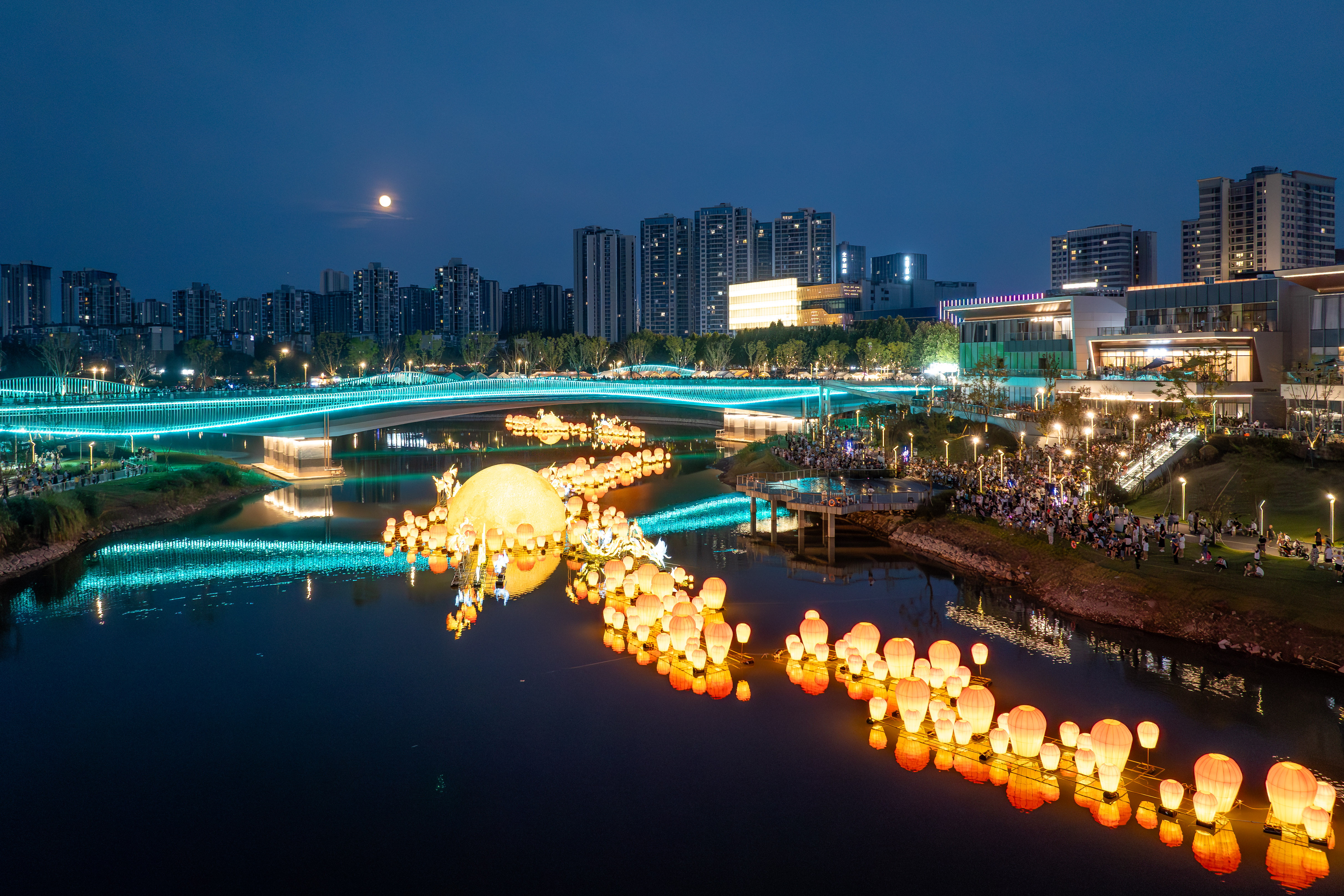 A 300-meter-long water lantern display featuring a full moon, jade rabbits, flying fish and other Mid-Autumn Festival symbols draws visitors to Chongqing. /IC