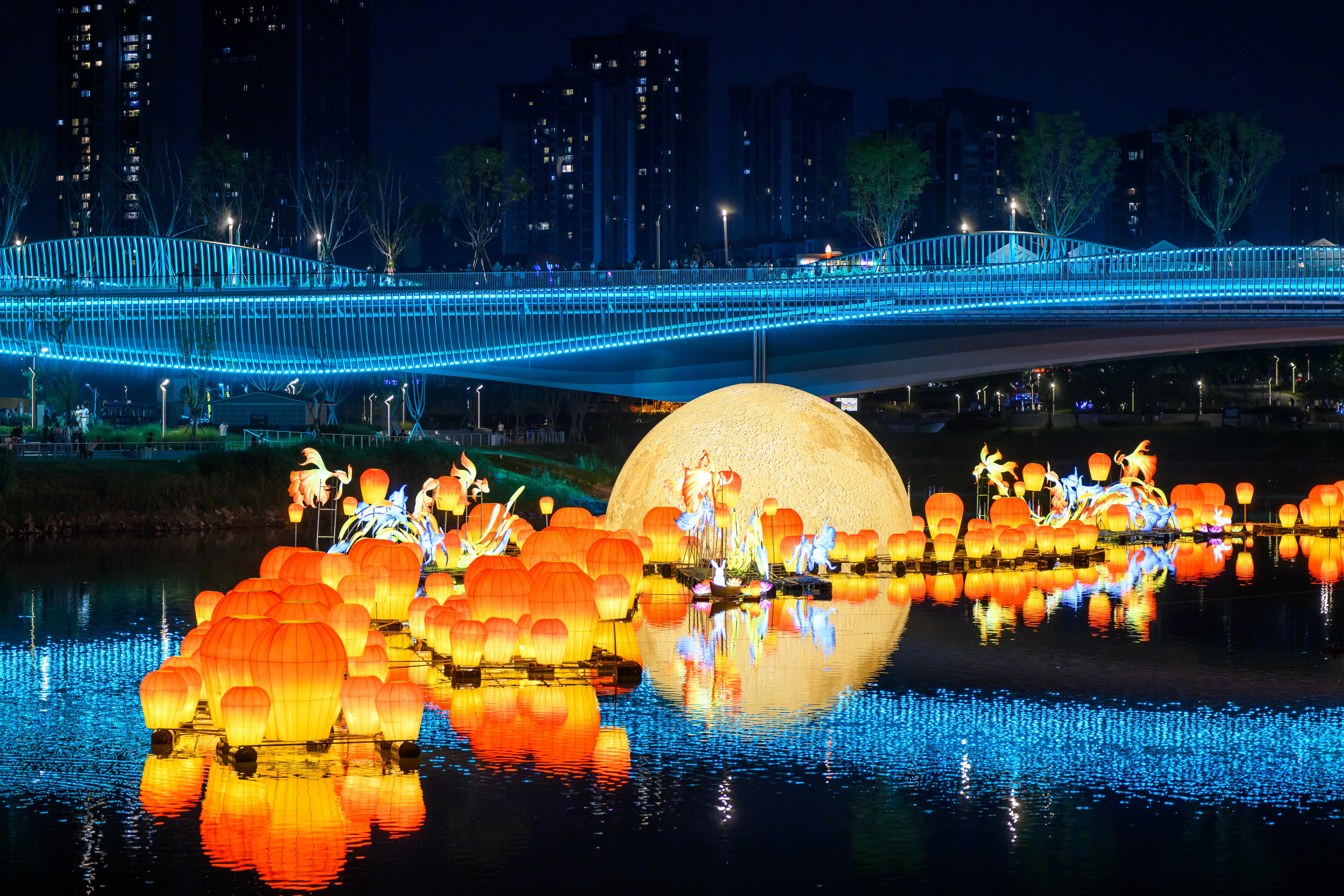 A 300-meter-long water lantern display featuring a full moon, jade rabbits, flying fish and other Mid-Autumn Festival symbols draws visitors to Chongqing. /IC