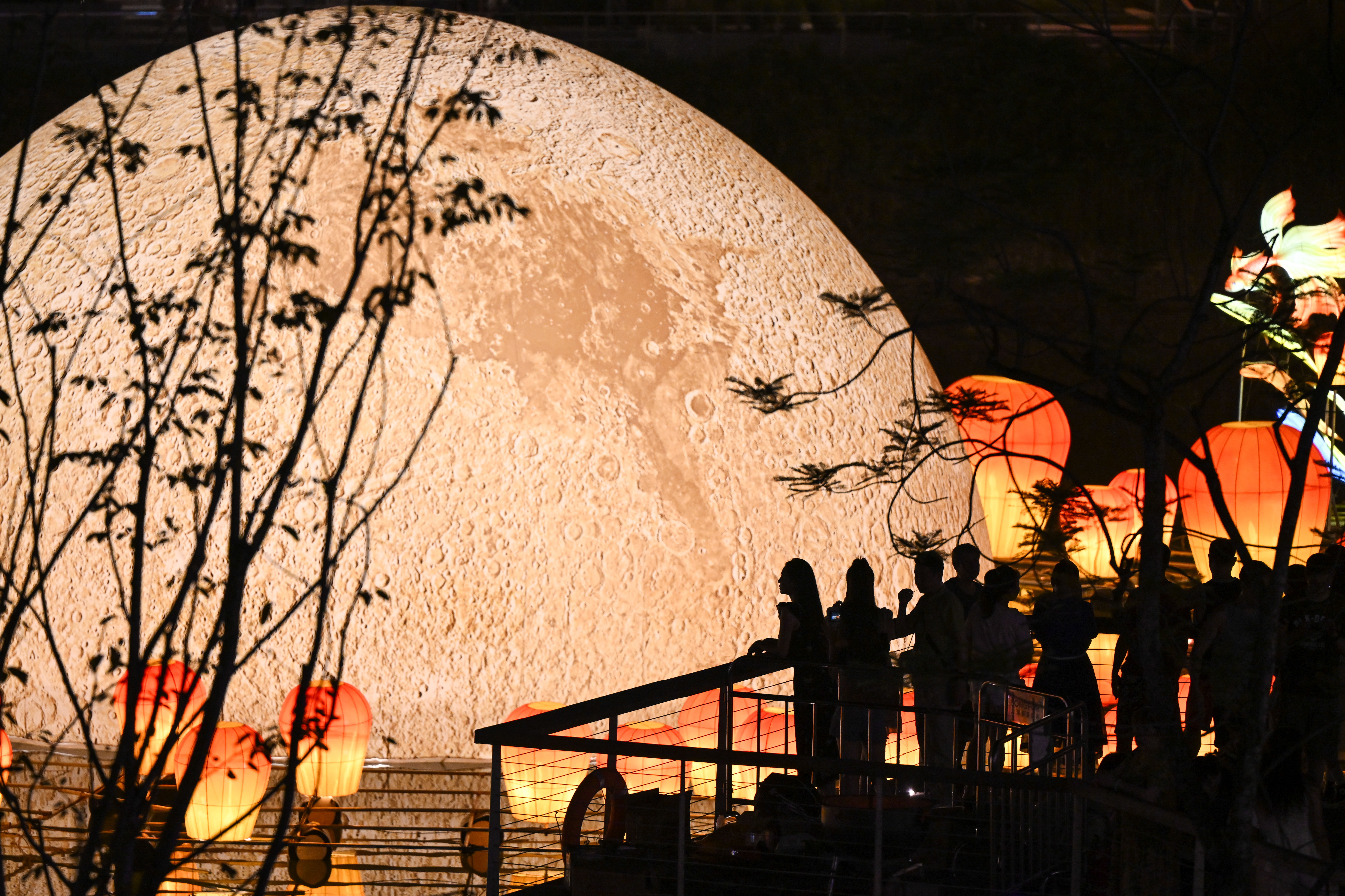 A 300-meter-long water lantern display featuring a full moon, jade rabbits, flying fish and other Mid-Autumn Festival symbols draws visitors to Chongqing. /IC