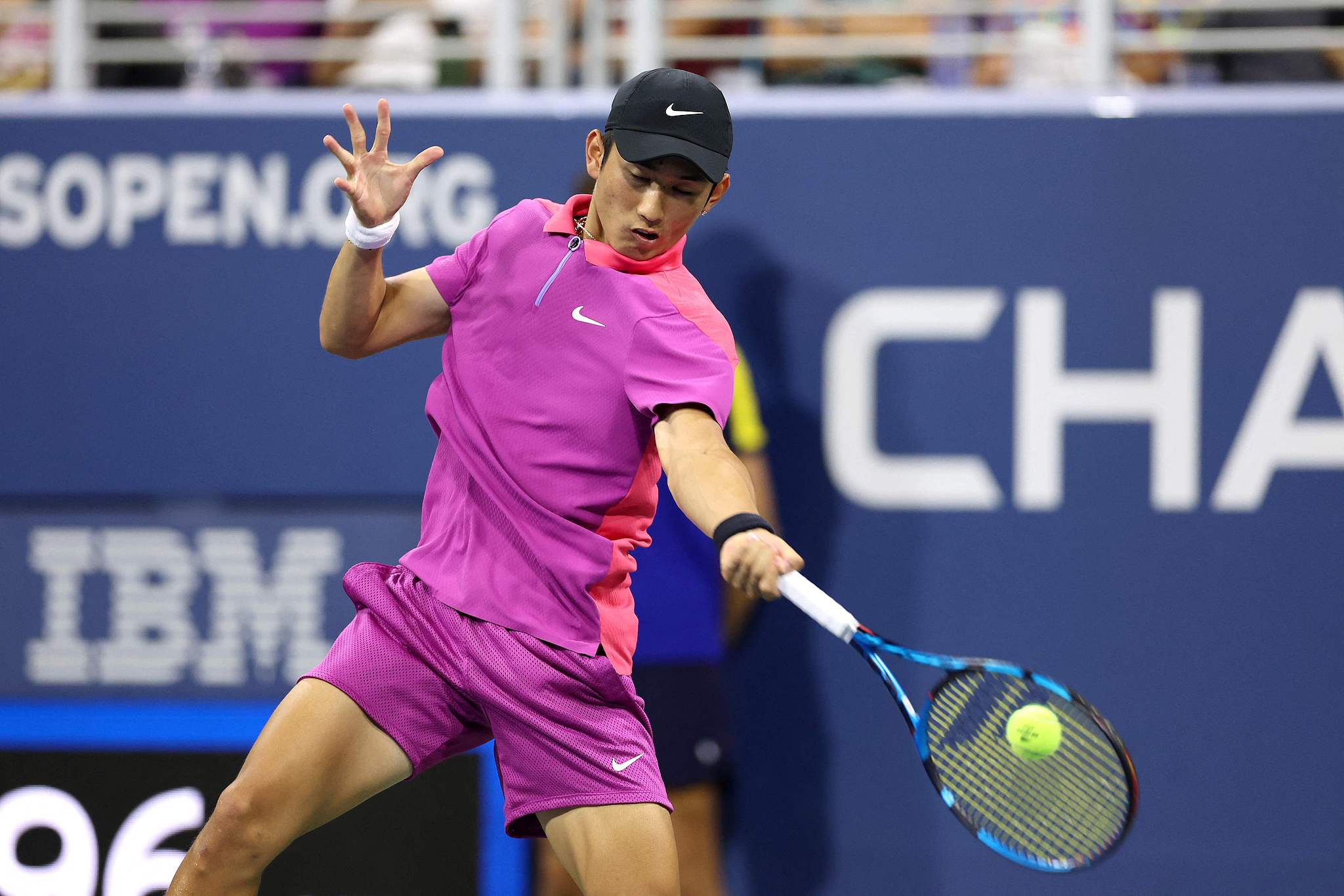 China's Shang Juncheng hits a forehand against Norway's Casper Ruud (not pictured) in their men's singles third round match at the US Open in Queens, New York, USA, August 30, 2024. /CFP