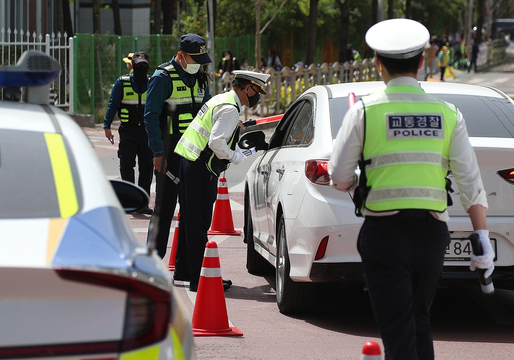 Daegu police in South Korea at a drunk driving crackdown on April 13, 2023. /CFP