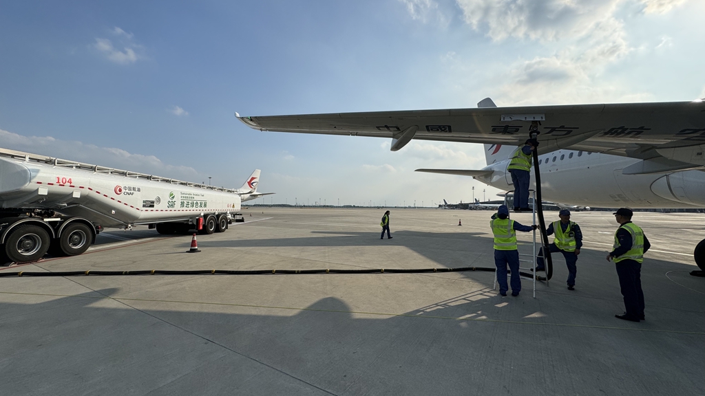 A ground crew fuels a China Eastern Airlines aircraft with sustainable aviation fuel. /CMG